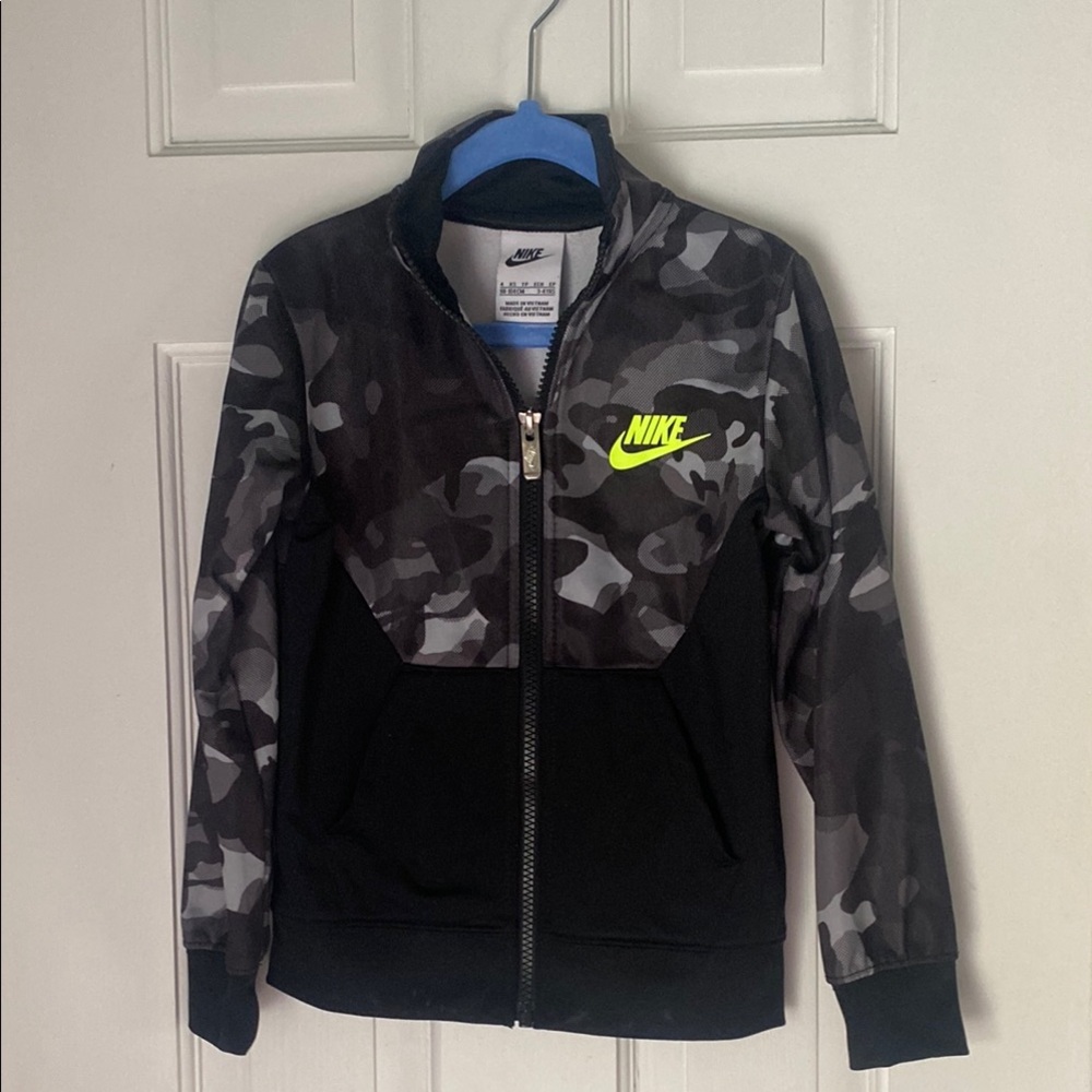 Nike Camo Zip-Up Jacket with Neon Logo Size XS (4) Boys